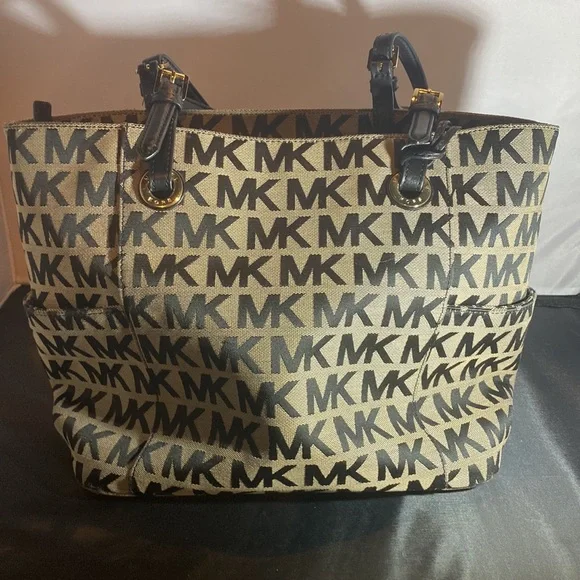 Michael Kors hand bag and wallet. - Picture 4 of 9
